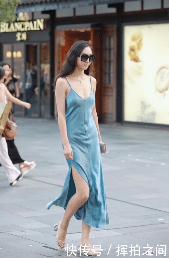 美女穿睡裙出门还嫌热,在裙子两侧“剪一刀”,走路都跑风了
