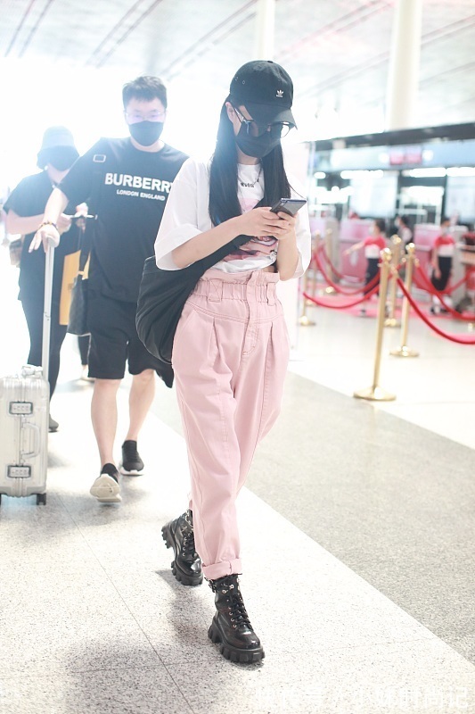 粉色|薇娅的裤子是不是太长了，看着有些邋遢，幸好腿长能驾驭