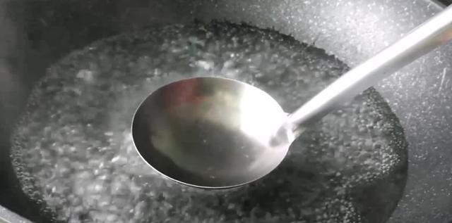 水煮荷包蛋我只服这种做法,不散花,个个圆溜溜,家常实用