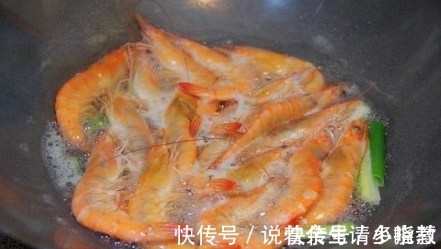 食材|煮虾时，可别再直接下锅了，加上这两样食材，虾肉格外鲜嫩！