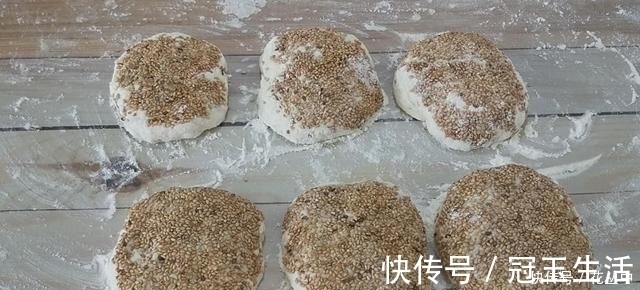 芝麻烧饼这样做真香，不揉不擀面，更不用调油酥，出锅一盘不够吃