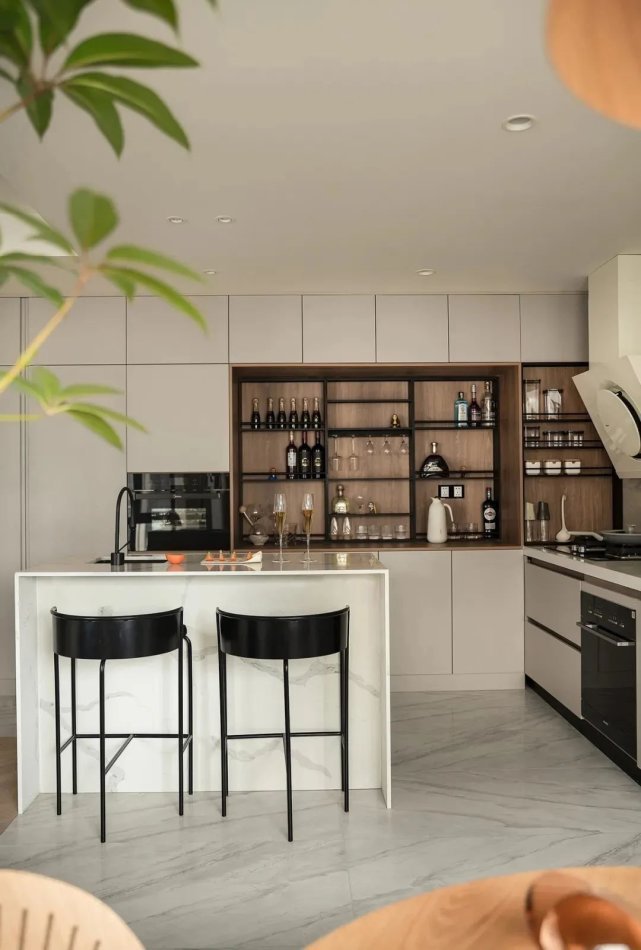 开放式|82㎡现代简约丨入户飘窗变卡座,开放式餐厨厅布局绝了