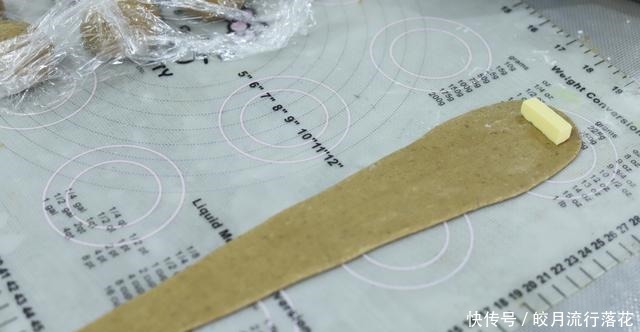 即有着浓浓的咖啡味,又有着黑麦香,日式咖啡黑麦盐面包值得一试