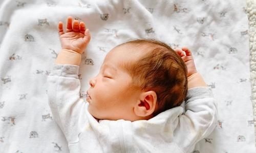 睡姿|新生儿“投降式”睡姿,需要纠正吗?知道原因后,我改变了想法