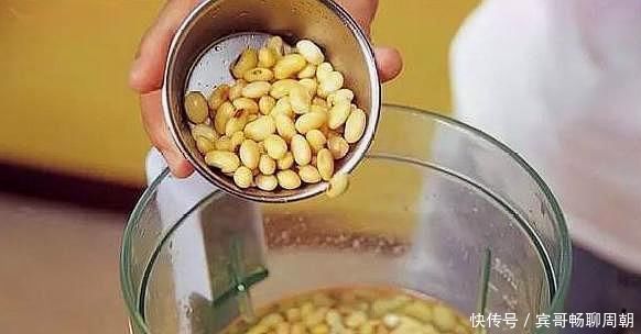 花盆埋上“几粒它”，比鸡蛋壳、橘子皮强百倍养花一年不用施肥