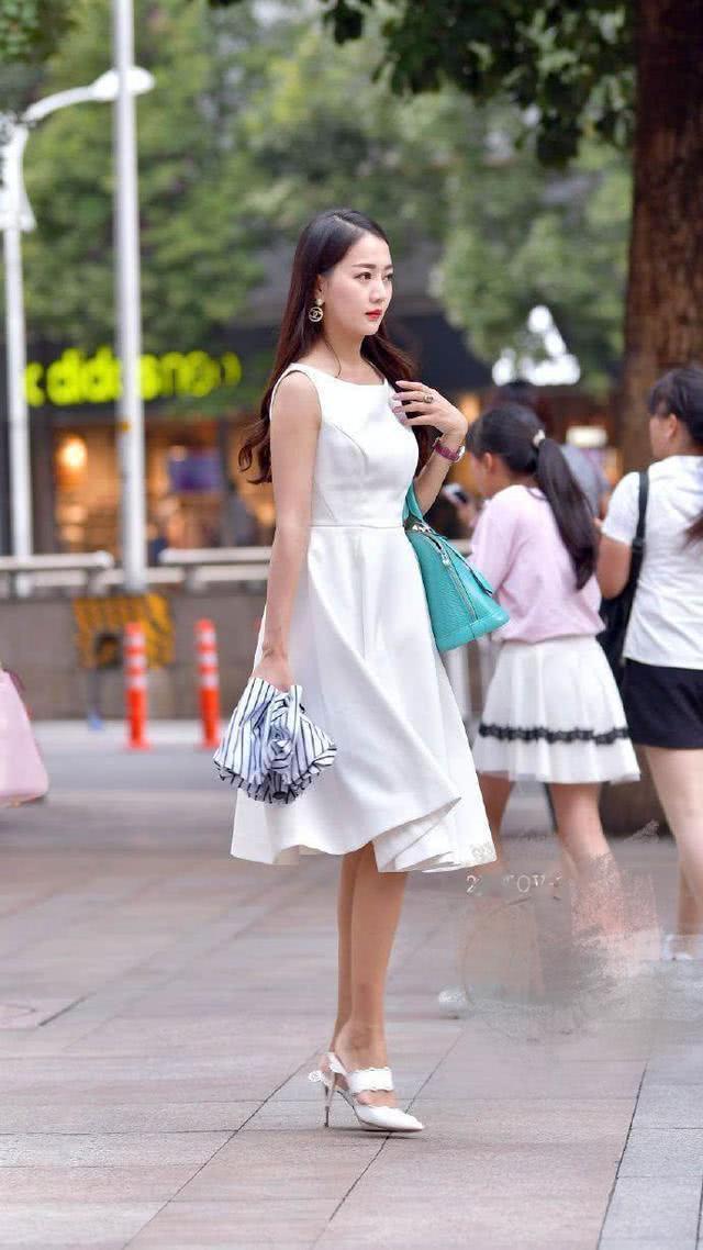 街拍:时尚的气质美女,柔美大方的连衣裙帅气大方,彰显年轻风采