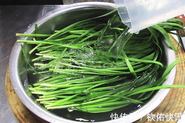 韭菜|和韭菜是“天生一对”,比豆皮还营养美味,简单一拌,孩子抢着吃