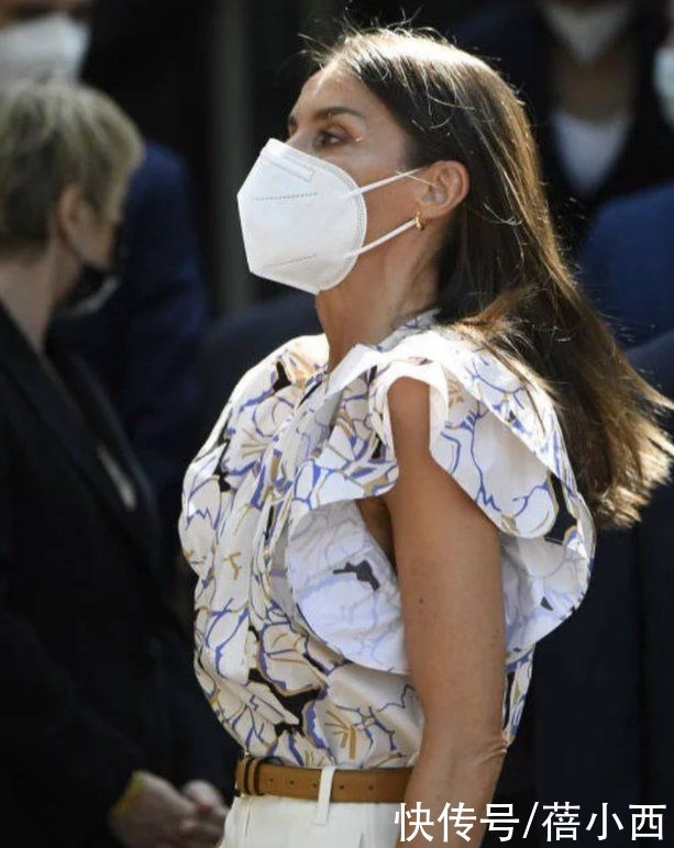 无敌|西班牙王后高级感无敌了，穿印花上衣配直筒裤好美，真给国王长脸