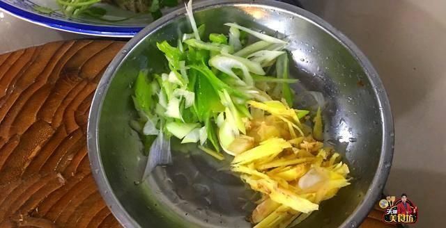 鲤鱼|红烧鲤鱼简单的家庭做法,学会这一招,鱼肉鲜香嫩滑无腥味