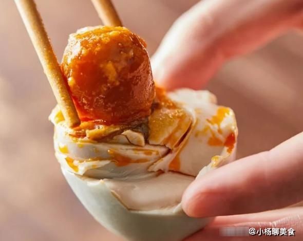 咸鸭蛋怎么腌才好吃？这个方法老妈用了40年，个个不咸还起沙流油