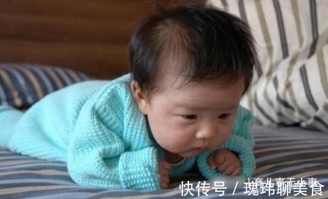 反射性|翻身是发育里的宝宝大动作,到这个月龄如果还不会,父母要重视了