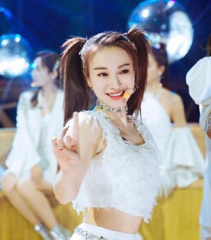 路人镜头下吴昕生图惊艳，状态好似少女，侧脸线条优越