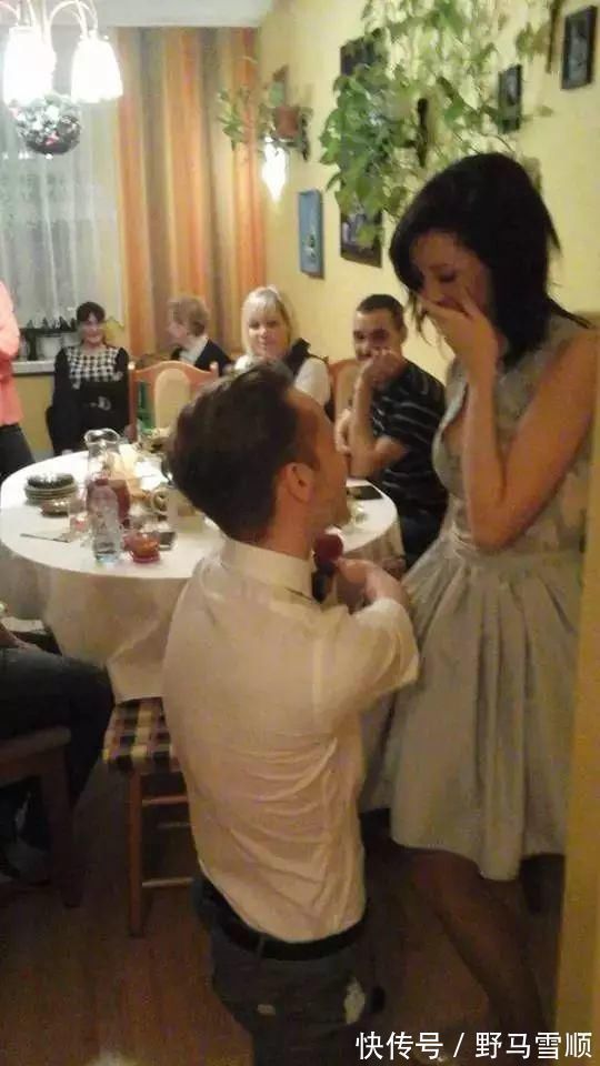 维也纳$身残志坚:没有双手的他,画出令人惊叹的铅笔肖像