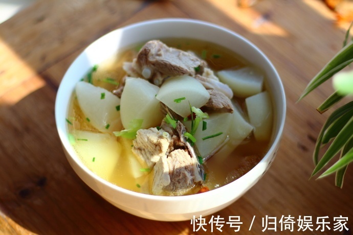 寒冷天炖一锅排骨萝卜汤，做法简单，味道鲜美，家人喝了开胃顺气