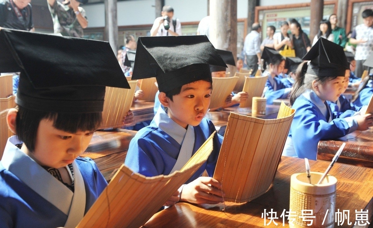 童话故事|易中天:《三字经》是“毒药”,应该给孩子读《安徒生童话》