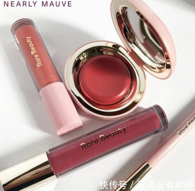 赛琳娜为拍摄活动自己化妆,称喜欢简易的妆容,易于展现真实自我