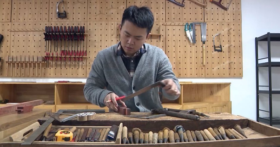 浙江大学城市学院!为了让更多人感受中国木艺精粹 90后小伙从父亲手中接过接力棒