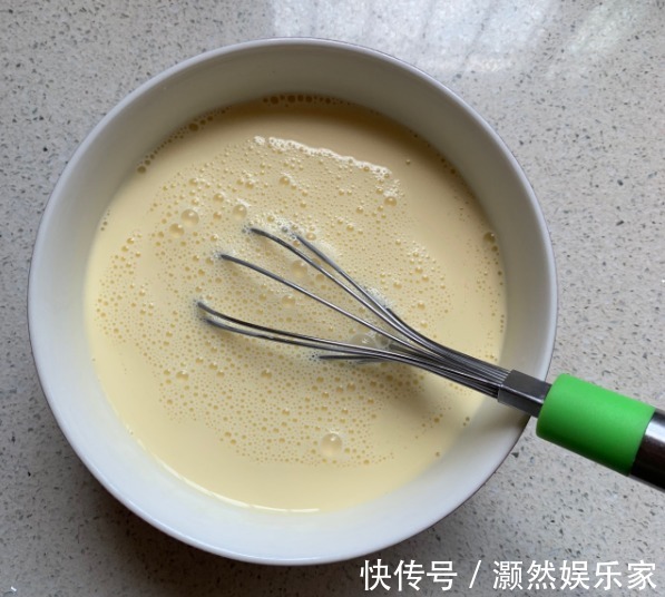 烤箱|1个鸡蛋1盒奶,搅一搅烤一烤就上桌,蓬松柔软,比蛋糕还好吃