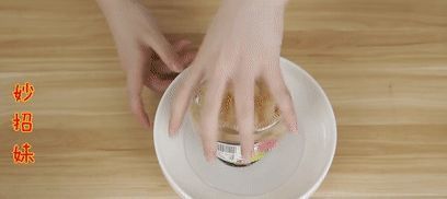 有个|原来酒瓶盖上有个“小机关”,用手就能拧开,比开瓶器还快