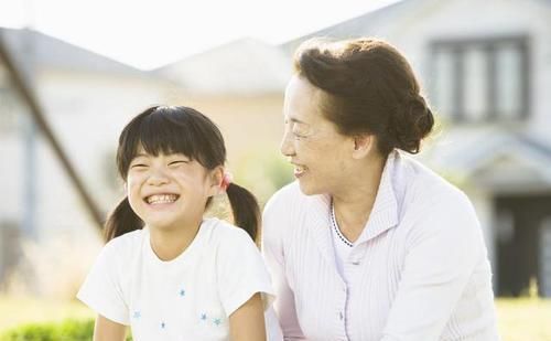 孩子|1岁儿子只喝奶奶冲的奶粉，妈妈觉得不对劲，尝了一口后无奈叹气