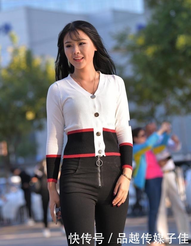 牛仔裤|时尚街拍:简约风的关键,黑色牛仔裤穿搭出淑女范儿!