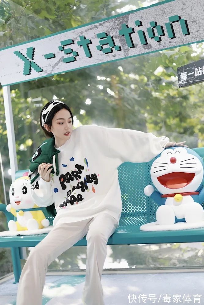 落地窗前 家人们,我奔现了!得物新店下一站,是你的城市吗?