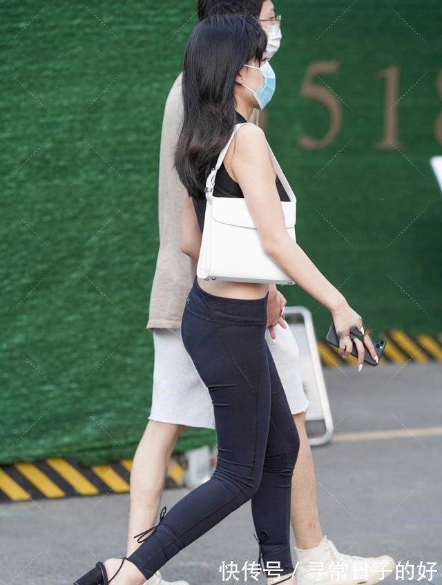 女性 穿黑色紧身裤穿搭,低调性感,尽显成熟时尚的女性魅力!