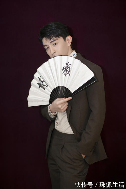 福利|邓伦招聘员工福利多,包吃包住包奶茶,一看工资劝退众人