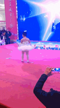 |搞笑GIF:自从有了女朋友 我就喜欢上了这条路