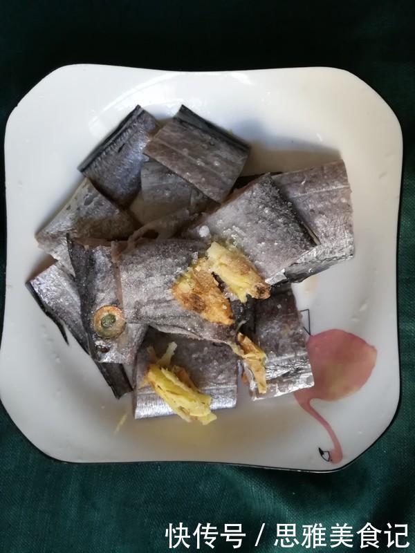 带鱼|煎带鱼,万万别再这样做了,用它上浆,肉嫩不破皮、还不粘锅!