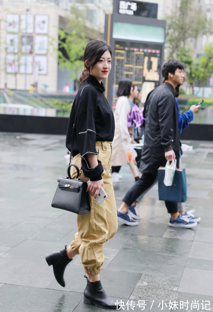 一字肩|街拍,一字肩格子上衣搭配牛仔半身裙,休闲青春范