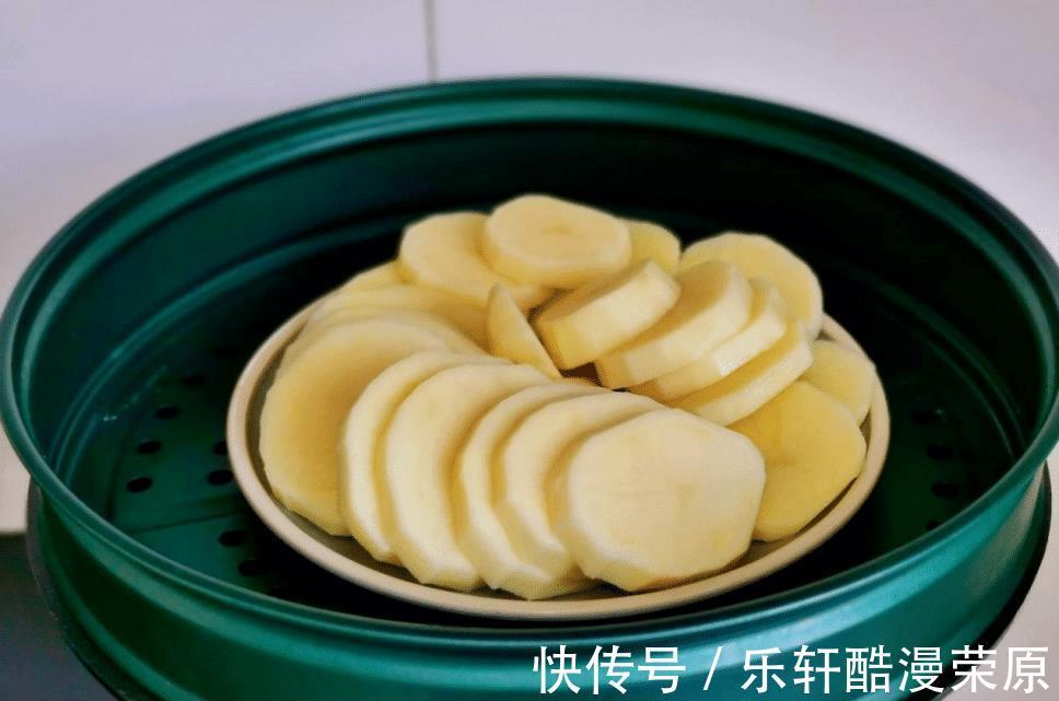 土豆别总是当菜炒,搭配芝士做土豆泥,奶香浓郁,还有超长拉丝