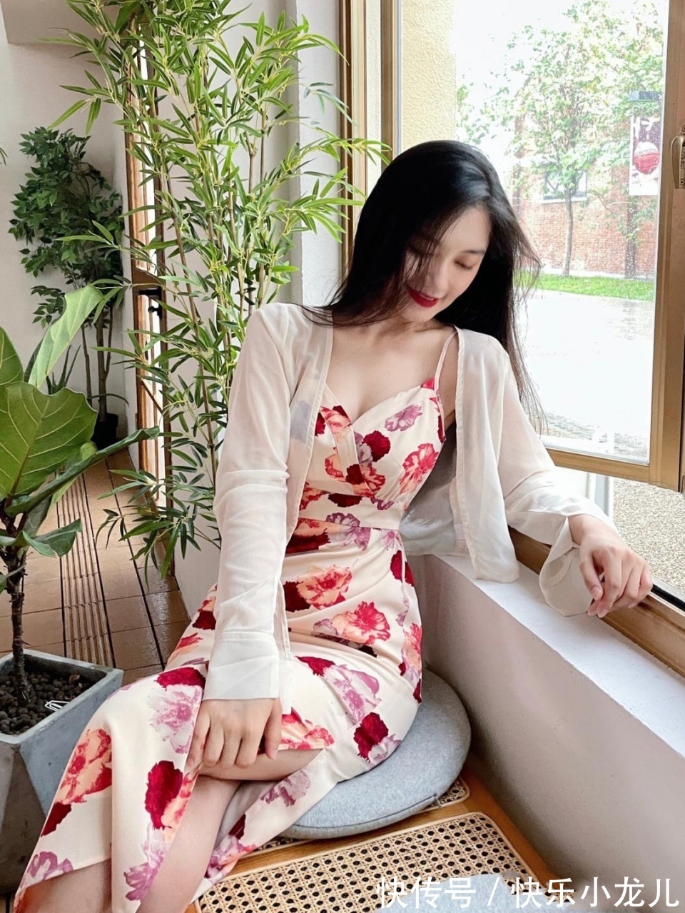 吊带|时尚穿搭,吊带搭配交叉V领的设计,彰显成熟女性的时尚魅力