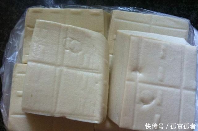 手感发黏|买豆腐时,碰到2种豆腐白送也别要,商贩我们家从来不吃