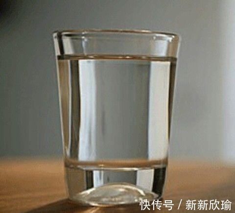 碳酸饮料|喝水时谨记4个字,或许有助于健康长寿,看看你能做到吗?