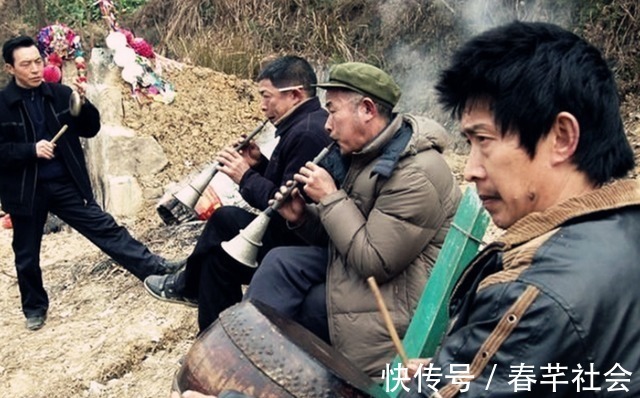 习俗&古人丧葬习俗中,为何要让后代摔瓦盆,其中有何深意?