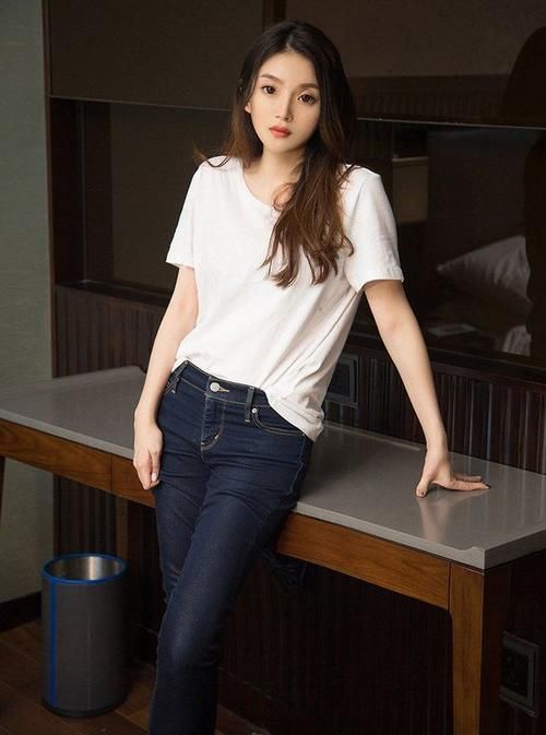 美女 身材丰腴的美女, 搭配紧身牛仔裤,青春又迷人!