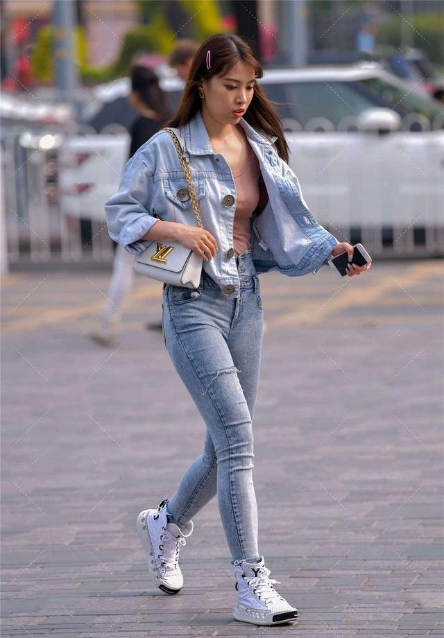 浅蓝色牛仔外套，搭配牛仔裤，展现复古休闲范儿