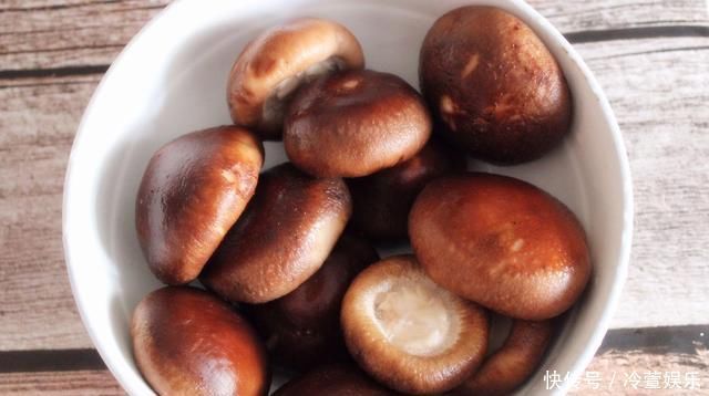 炒菜|清水洗香菇，和没洗一样，教您一招，脏东西和小虫子自动溜走