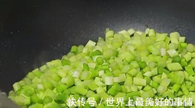 美味|玉米面倒开水锅里，瞬间变成美味，一次就成功，老人孩子都爱吃