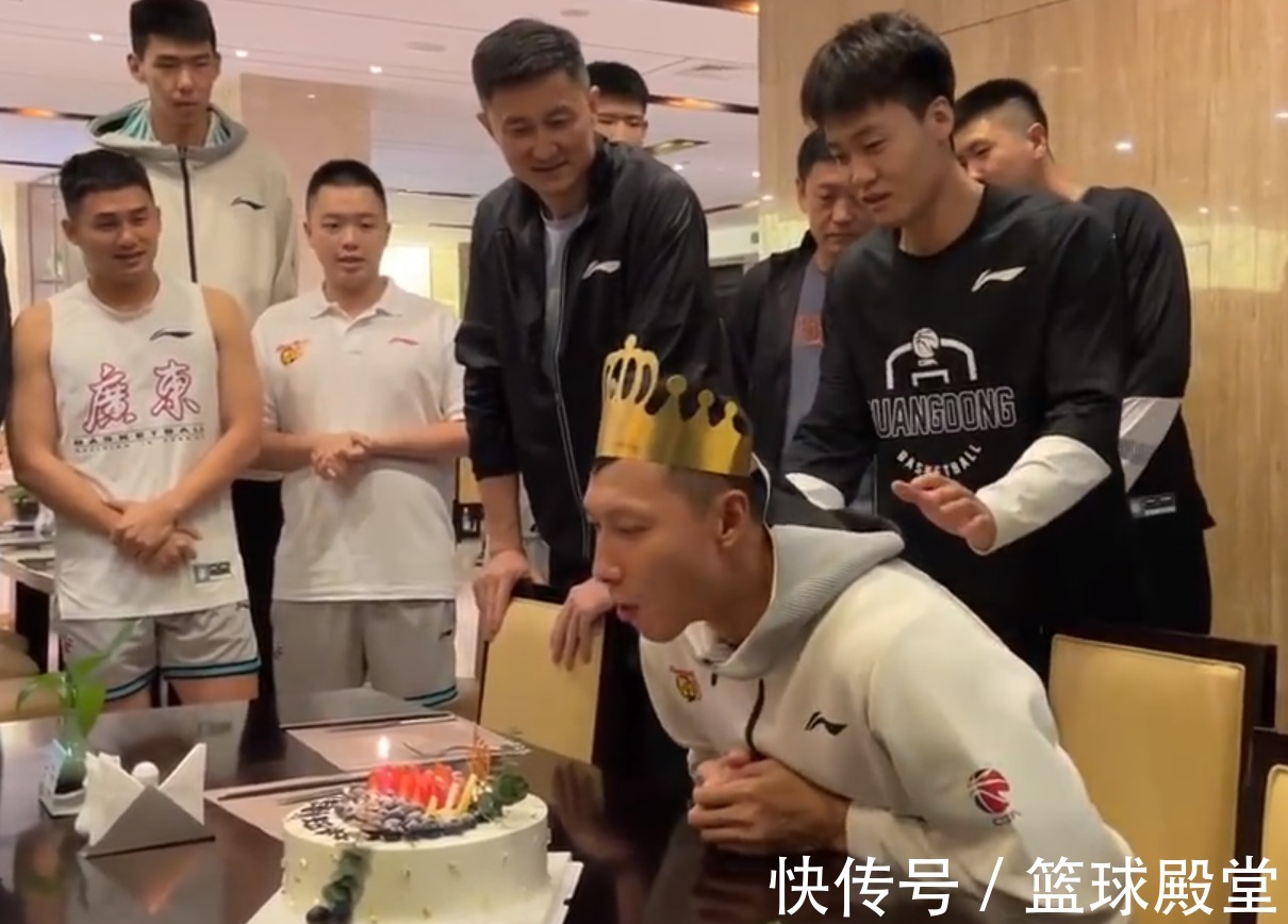 蛋糕|阿联生日趣事!小胡戴帽,徐昕领唱,赵睿C位+险砸蛋糕,汤杰满足
