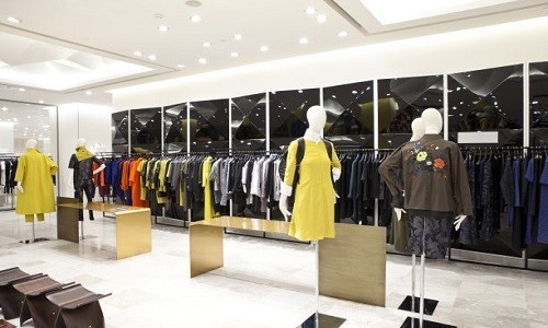 困境|衣服只试不买，记下型号就离开，实体店服装老板的新“困境”