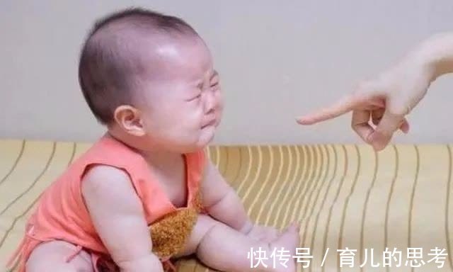 妈妈|为什么宝宝被骂哭后，还会伸手让妈妈抱？原因让人很心疼