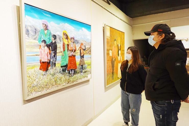  脱贫|《小康路上》新疆脱贫攻坚绘画作品展开展