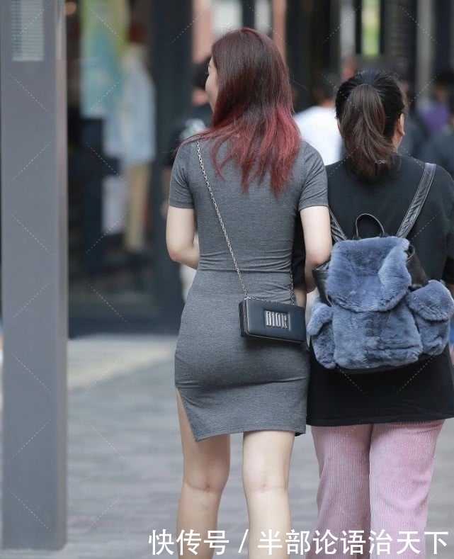 深灰色连衣裙中间搭配个包包,整体看着又飒又优雅,最近很流行