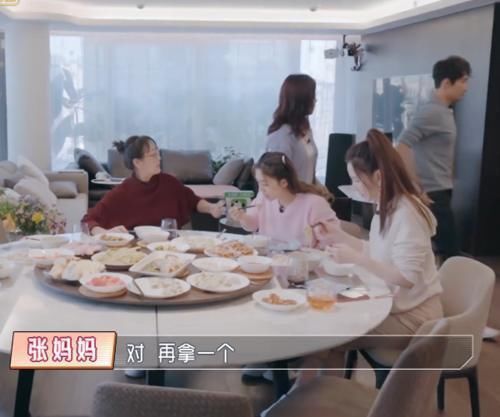 婆婆|家里来客人,婆婆指挥陈松伶站着伺候不让上桌,张铎反应更让人生气