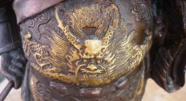 鉴定&男子带“关二爷”鉴宝,称花13套房产请回家,专家幸亏没睁眼