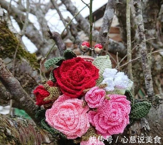 包包$55款超美的钩花包包,只要会钩不同的花,拼缝在一起,就能做出