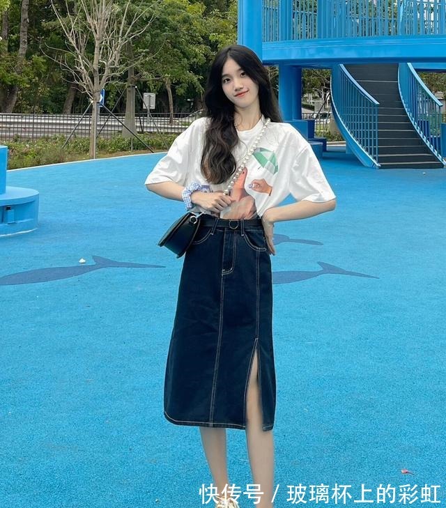 百搭 牛仔裤天天穿,今夏不妨试试这条“牛仔裙”,减龄百搭,还很显瘦!