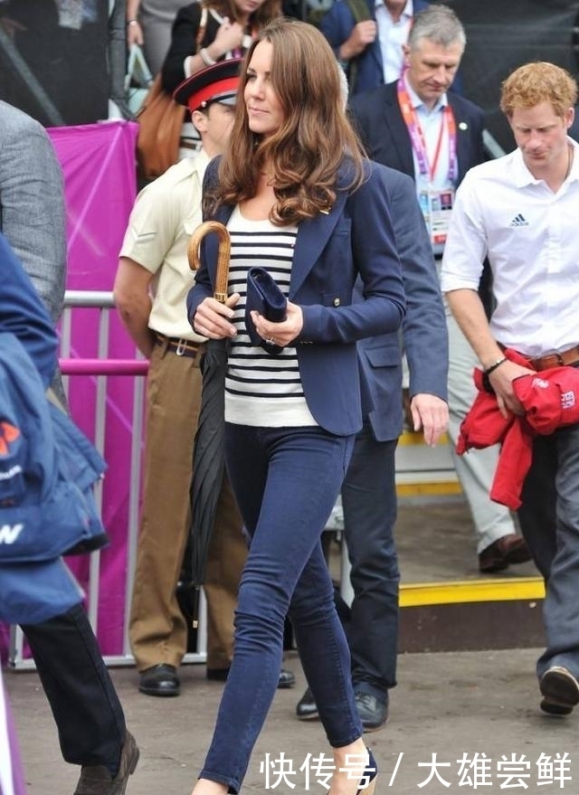 王妃|凯特王妃终于穿阔腿裤,搭配橄榄绿西装气质开挂,换个发型更惊艳